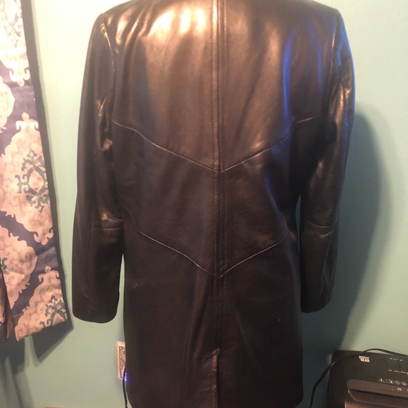 Black leather coat with pockets in a size large. The length above the knees. - Picture 3 of 5